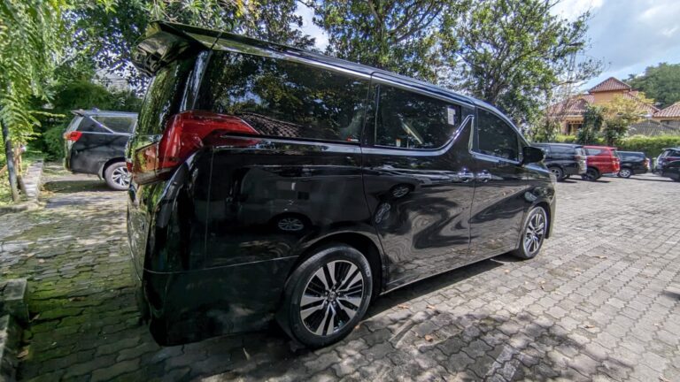 Sewa Alphard Semarang: Kemewahan Perjalanan Anda